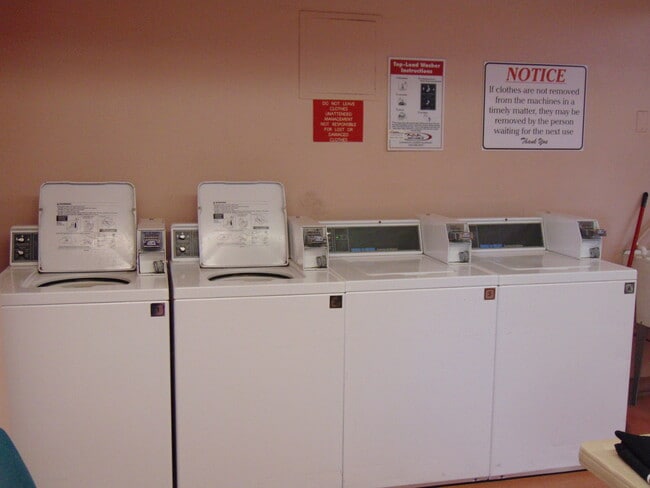 Building Photo - Lower Level Smokey Lane 1 bedroom, 1 bath ...