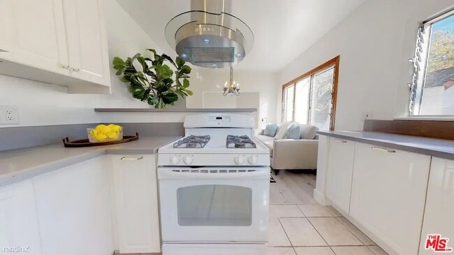 Building Photo - 245 S Swall Dr