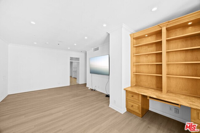 Building Photo - 10724 Wilshire Blvd