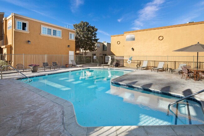 Building Photo - 3BR/2BA Condo with Vaulted Ceilings, Close Proximity to UCSD and Medical Centers! Available APRIL...