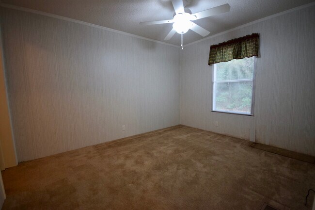 Building Photo - Spacious Home in the Country