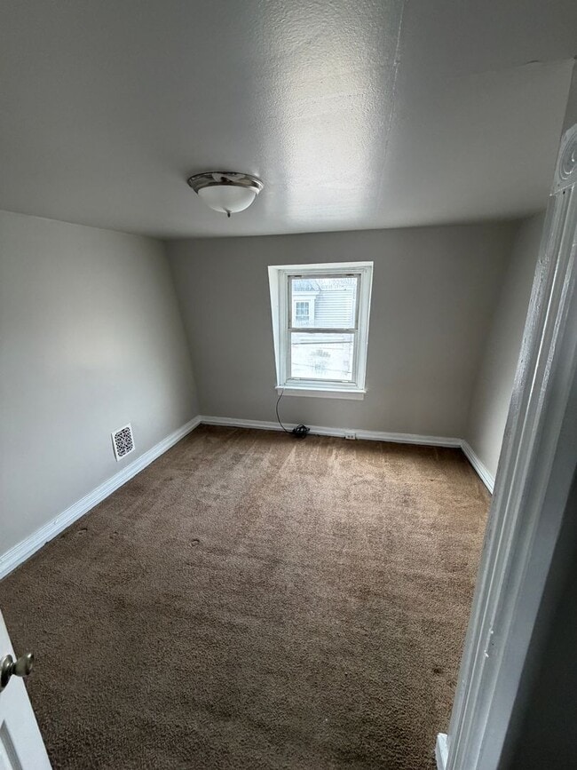 Building Photo - 4-bedroom home in the heat of Reading!