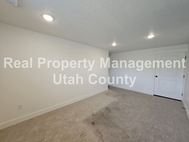 Building Photo - Provo Town home