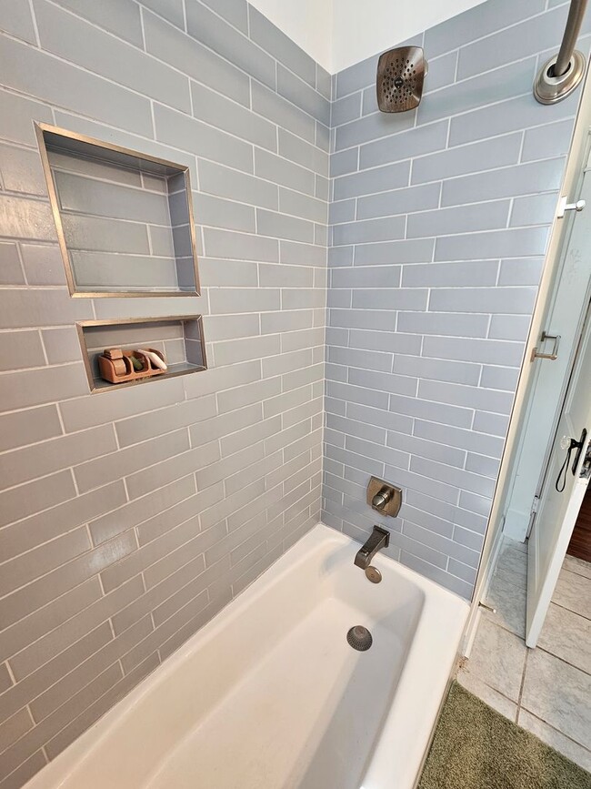 Building Photo - 3BR/1.5 BA Single-Story Home - Large Yard ...