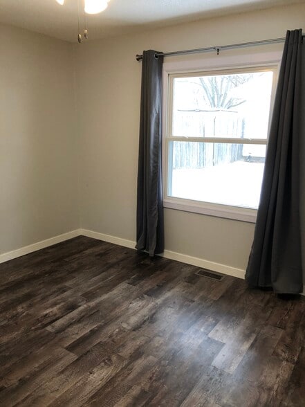 Building Photo - 202 16th Ave N