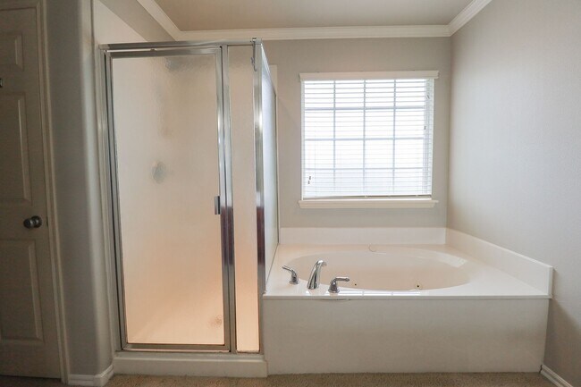 Building Photo - 3 bed | 2 bath in New Tulsa!