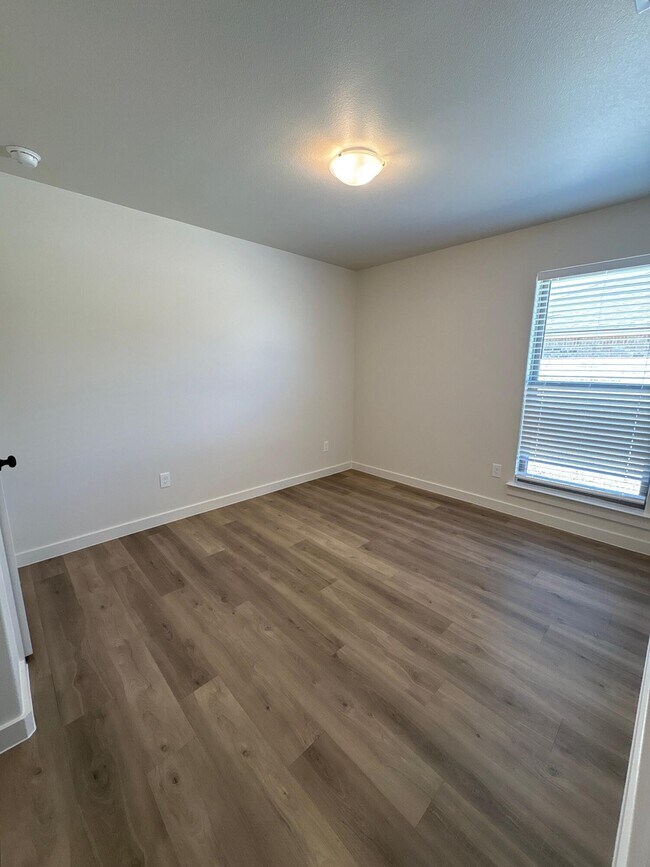 Building Photo - 2176 Langford Ave