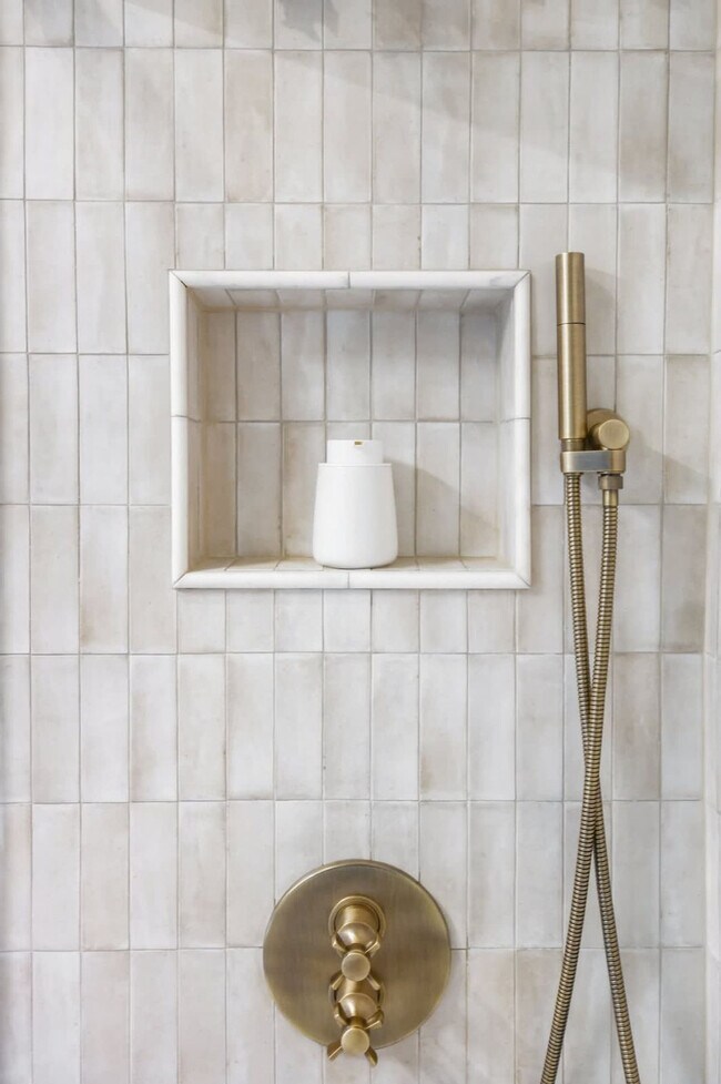 Building Photo - 2046 Lakeside Dr W