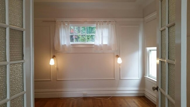 Building Photo - Really nice apartment with office space in...