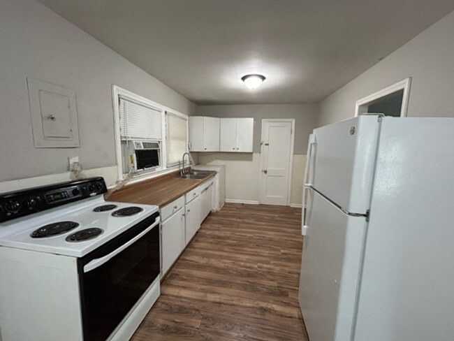 Building Photo - Charming 3-Bedroom Home in a Convenient Hu...