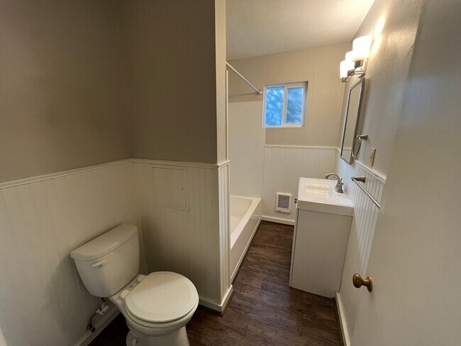 Building Photo - Lovely 2 Bed + 1 Bath Unit in Forest Grove...