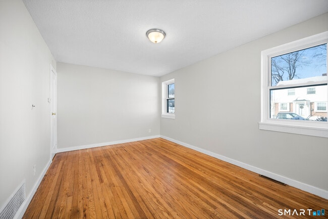 Building Photo - 8 New Hampshire Dr