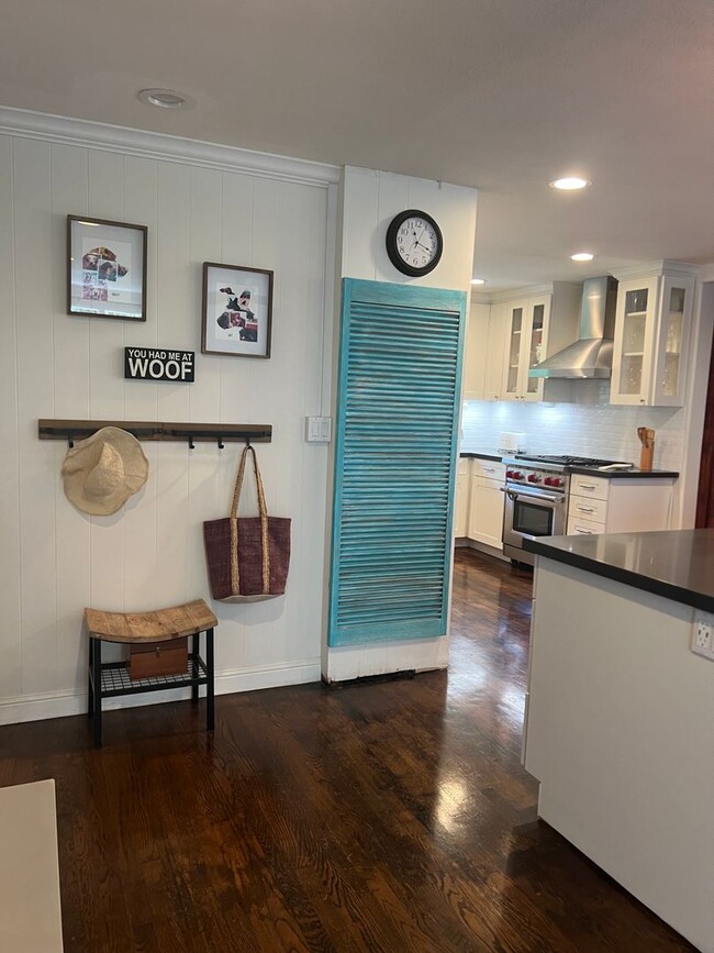 Building Photo - Privately Gated, Cool, Spacious Home, Tuck...