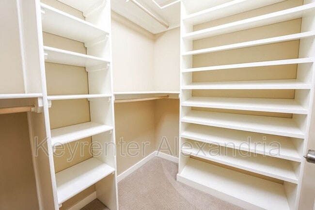 Building Photo - 906 Neal Dr