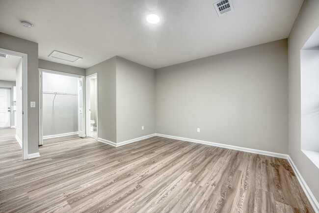 Building Photo - Saddle Club