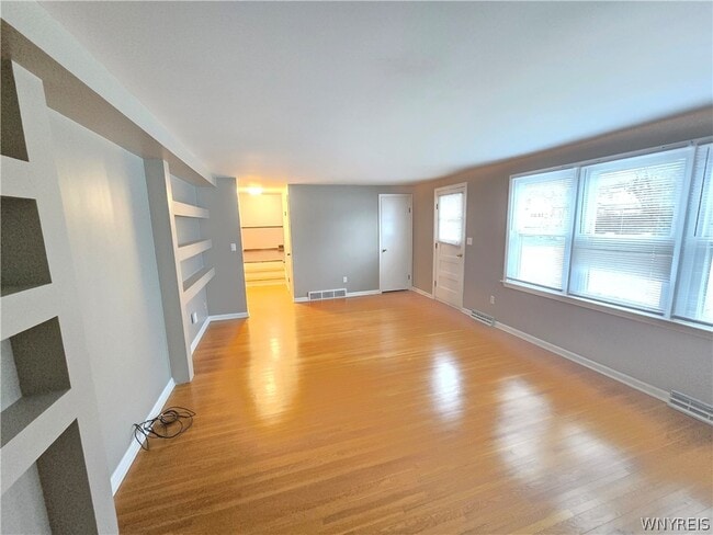 Building Photo - 161 Foxpoint W