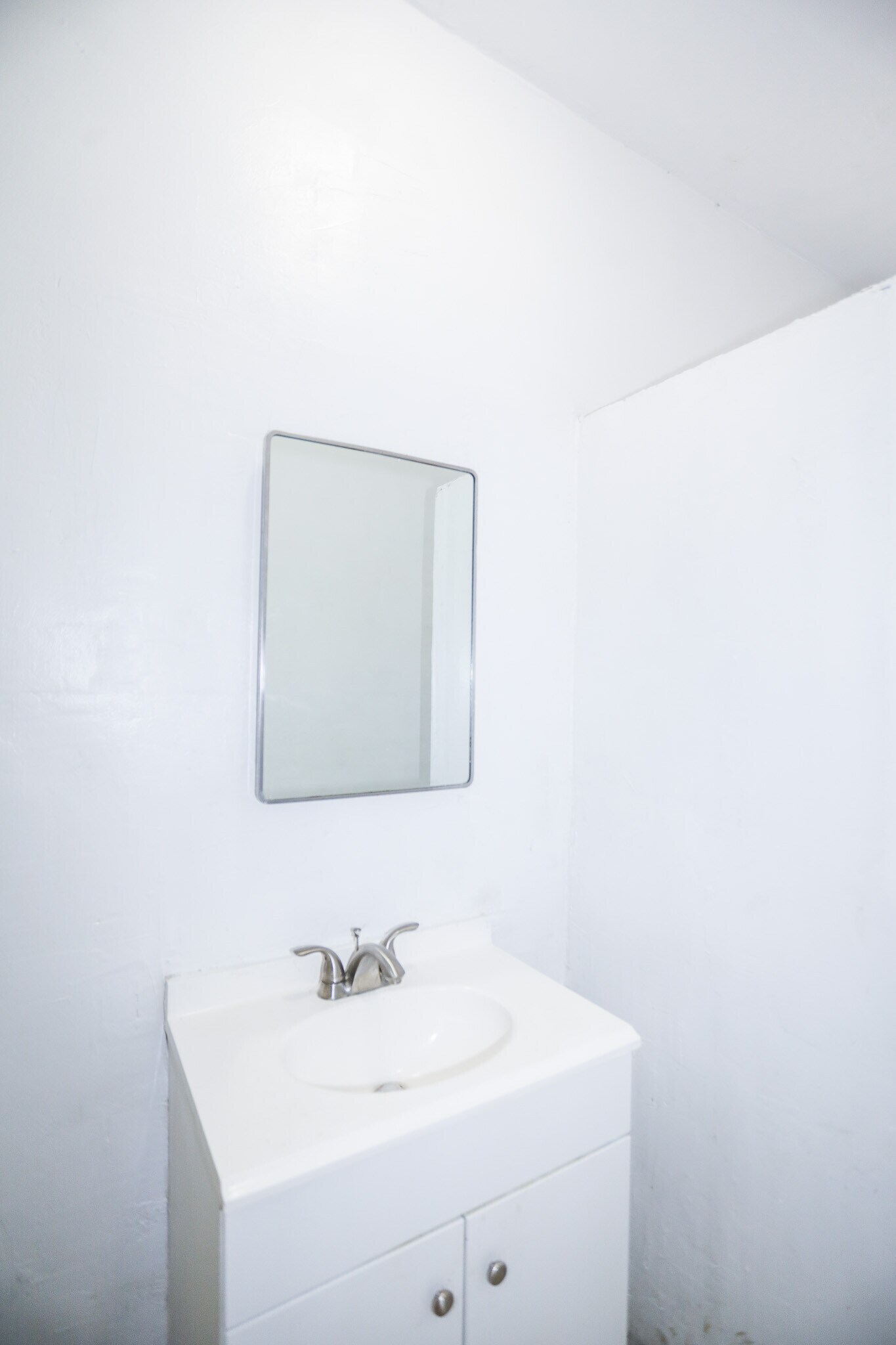 Building Photo - 1365 W Greenleaf Ave