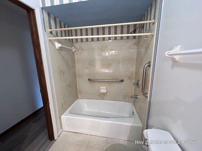 Building Photo - Large Whitehall Ranch Home