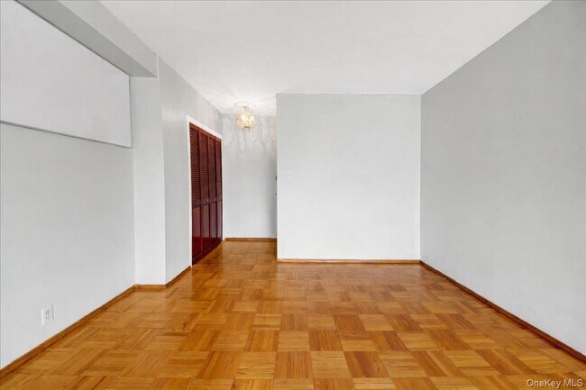 Building Photo - 6 Fordham Hill Oval