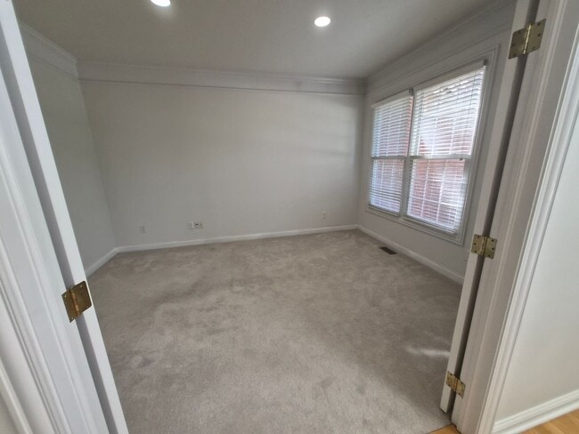 Building Photo - 6237 Muirloch Ct S