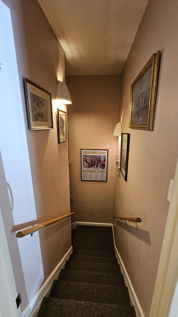 Building Photo - Losleben- House with large yard fully furnished Available Nov 1st - May 31st