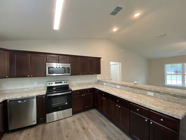 Building Photo - *** NOT AVAILABLE TO SHOW TILLL MID APRIL *** Custom Home - Desirable SE Ocala Neighborhood 3/2/2...