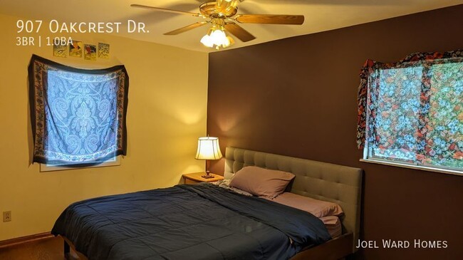 Building Photo - 907 Oakcrest Dr