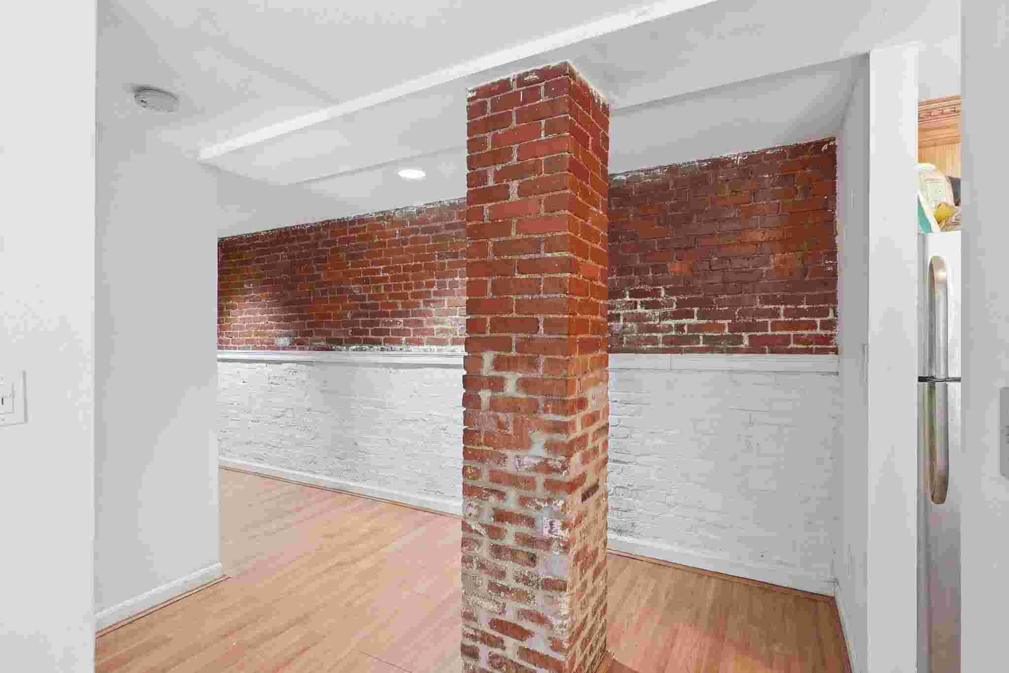 Building Photo - 103 Gainsborough St