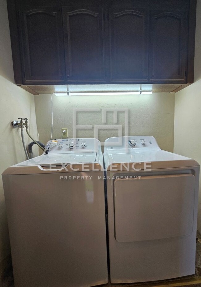 Building Photo - Spacious 2/2.5 Townhouse with 1 Car Garage...