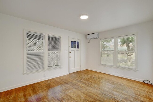 Building Photo - 302 Olive St