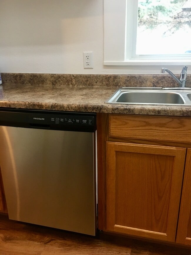 Building Photo - 7 minutes to Sky Lakes Medical Center and ...