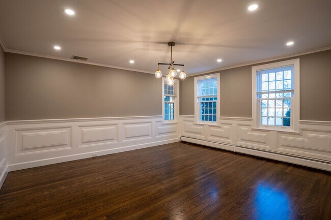 Building Photo - No place like THIS LISTING!! 8 bed 5.5 bath!