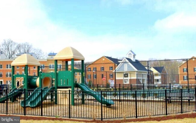 Building Photo - 120 Community Center Ave
