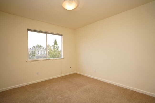 Building Photo - Spacious Home in Excellent Location!