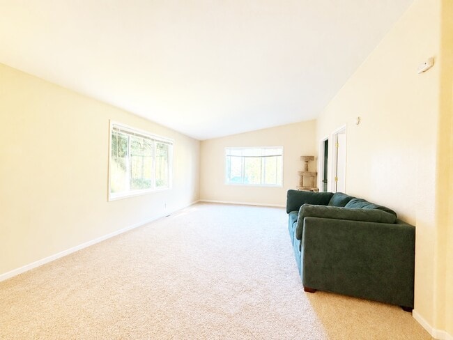 Building Photo - 360 E Rasor Rd