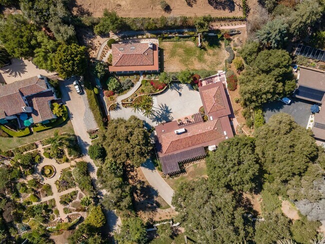 Building Photo - 525 Las Palmas Dr