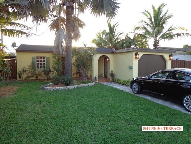 Building Photo - 5619 NE 5th Terrace