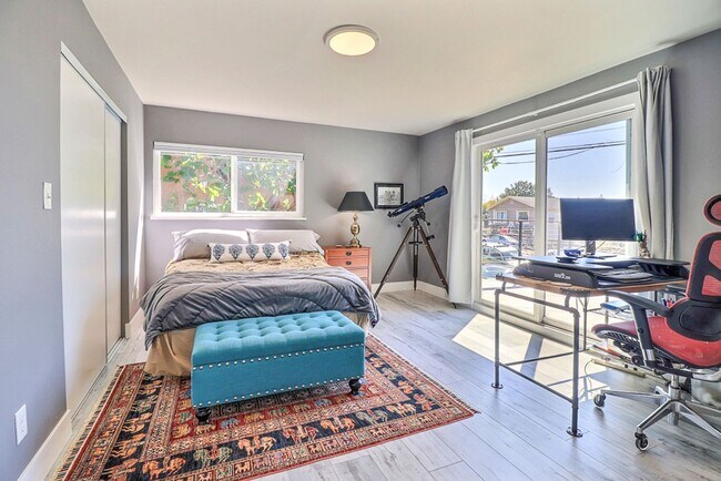 Building Photo - Stunning East Richmond Heights Home!