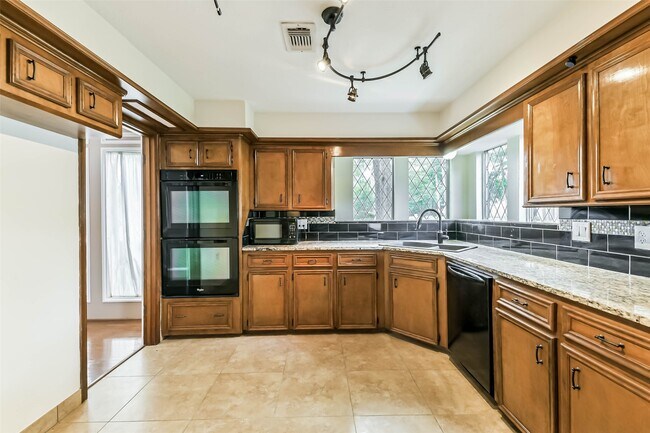 Building Photo - 12910 Ivyforest Dr