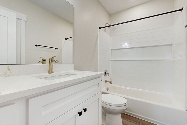 Building Photo - Large Spacious 4 Bedroom Home in Desirable Highland with Private Backyard and Finished Basement