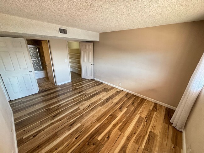 Building Photo - Charming 1Bed/1Bath First-Level Condo!