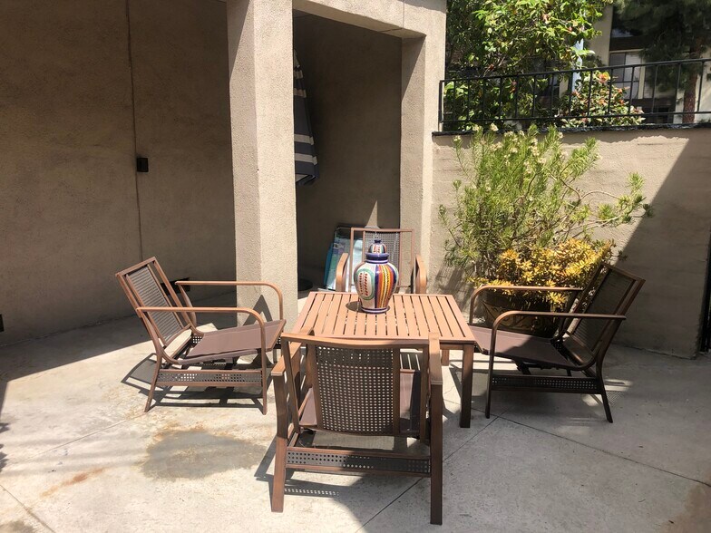 Building Photo - 800 Alandele Ave