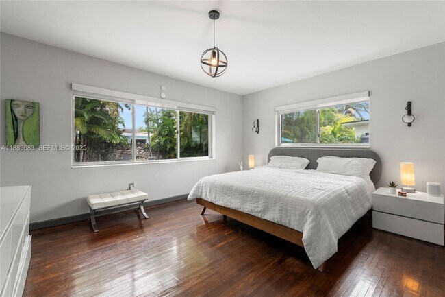 Building Photo - 425 NE 114th St