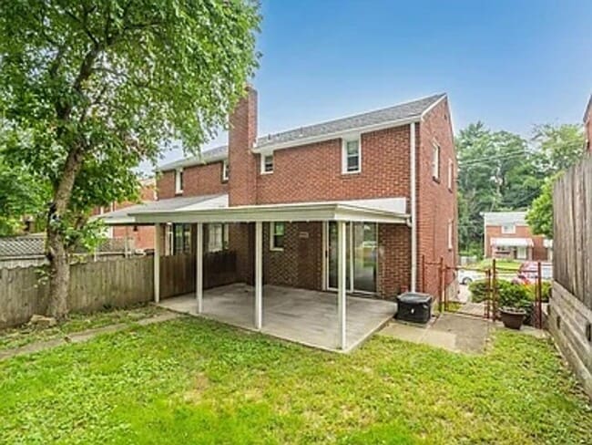 Building Photo - AVAILABLE 6/1! CONVENIENTLY LOCATED 2 BEDR...