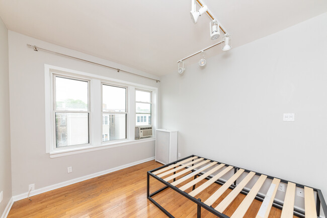 Building Photo - 1325 W Addison St