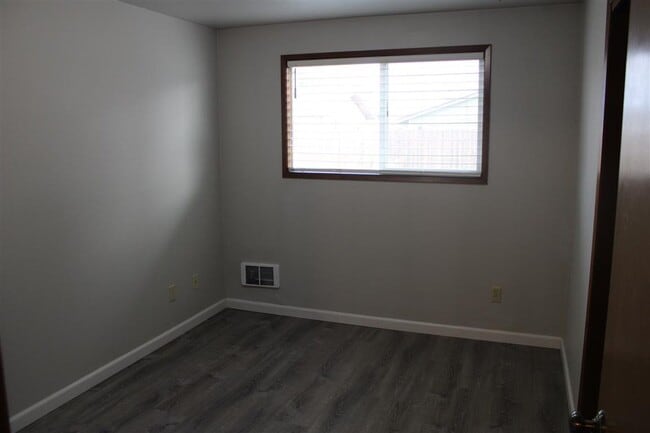 Building Photo - 2 Bedroom, 1 Bathroom Duplex!!!!