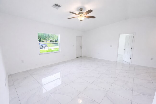 Building Photo - Beautiful 3 bedroom home Sw Lehigh Acres