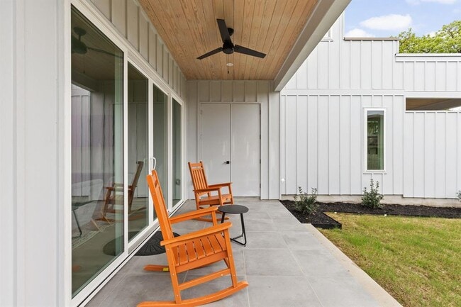 Building Photo - 1402 Summit St