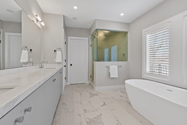 Building Photo - 5 Colonial Rd