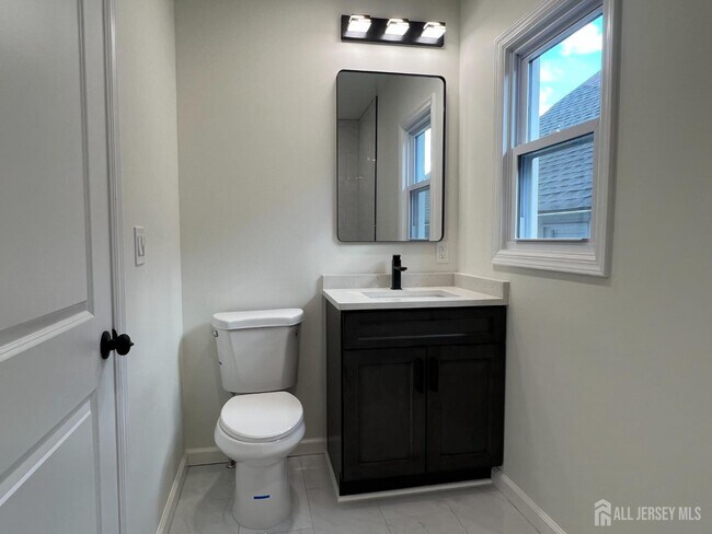 Building Photo - 33 Obert St